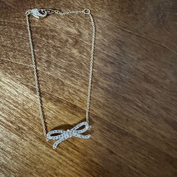 Elegant Gold Bow Bracelet - Picture 7 of 7